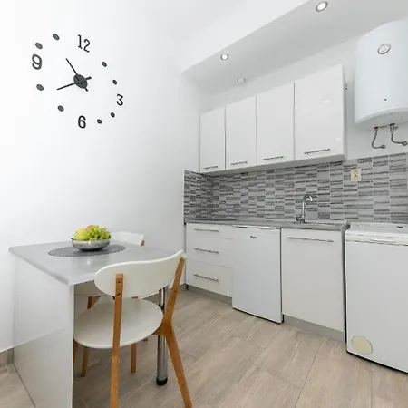 For 2, Wi-fi, Kitchenette, Public Parking, Private Entrance Appartamento