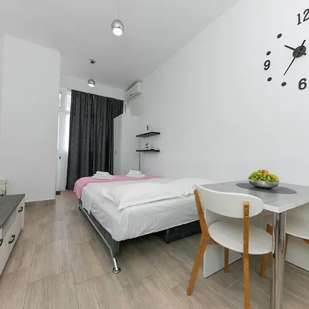 For 2, Wi-fi, Kitchenette, Public Parking, Private Entrance