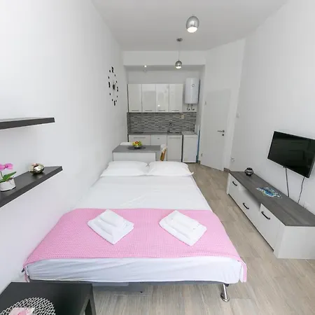 For 2, Wi-fi, Kitchenette, Public Parking, Private Entrance *