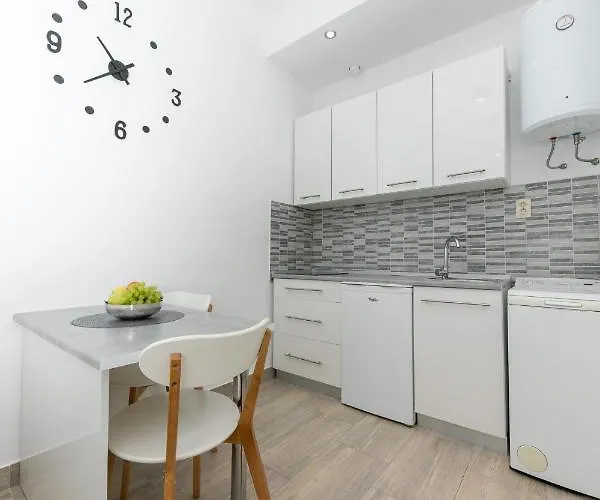 For 2, Wi-fi, Kitchenette, Public Parking, Private Entrance Appartamento