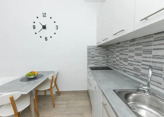 For 2, Wi-fi, Kitchenette, Public Parking, Private Entrance *