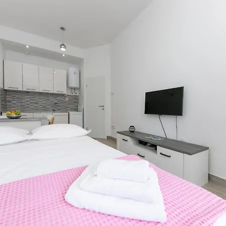 For 2, Wi-fi, Kitchenette, Public Parking, Private Entrance * スプリト